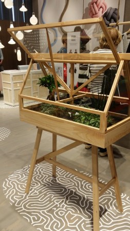 Greenhouse, un petit module de serre d'intérieur par Atelier 2+ / Ada Chirakranont / Worapong Manupipatpong - pour design Stockholm House